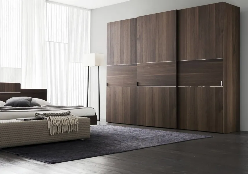 Armadio con ante in legno