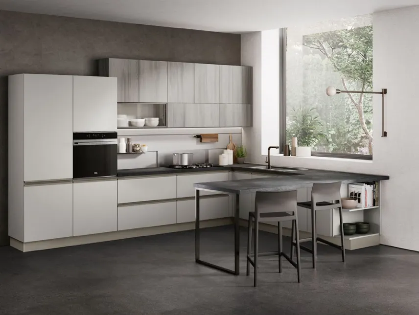 Cucina angolare modello Unica di Lube, per sfruttare lo spazio occupato dalla finestra