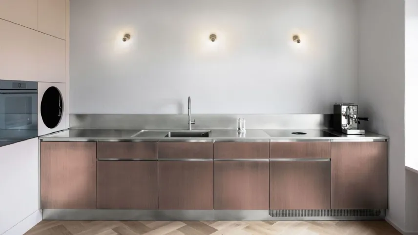 Atelier di Abimis, cucina in acciaio con nuova finitura ramata