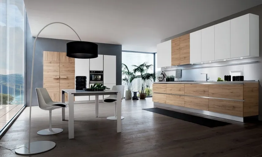 Cucina con parete grigia
